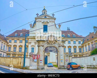 Vienne, AUTRICHE - mars 2, 2019 : la belle façade d'Salesianerinnenkirche Selesian (église et monastère) avec portes avec des armoiries de pierre et Banque D'Images