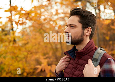 Photo d'un bel homme de la randonnée à travers la forêt en automne au Canada Banque D'Images