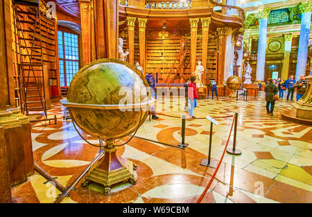 Vienne, AUTRICHE - mars 2, 2019 : Les quatre grands globes dans Prunksaal de Bibliothèque nationale situé sur le périmètre de la salle, le 2 mars à Vienne Banque D'Images