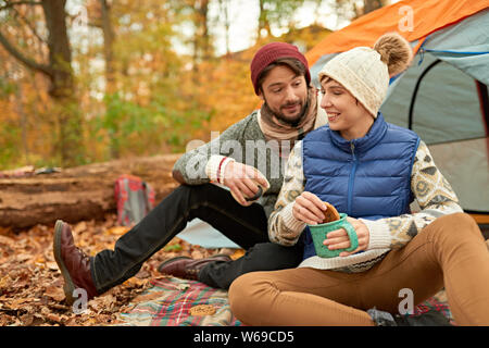 Couple de randonneurs canadiens mise en place d'une tente dans un automne forrest Banque D'Images