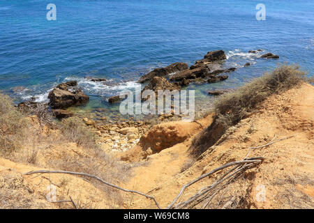 Un chemin qui mène vers la côte rocheuse près de Albufeira Banque D'Images