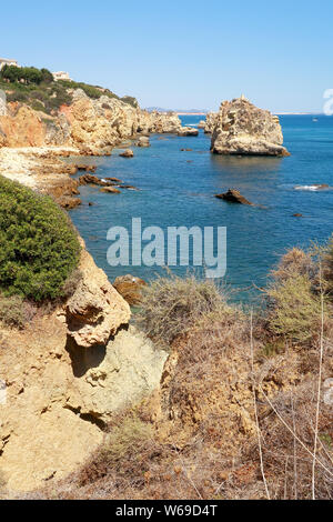 Les falaises rocheuses et les roches déchiquetées surplombant l'océan Atlantique près de Albufeira Banque D'Images