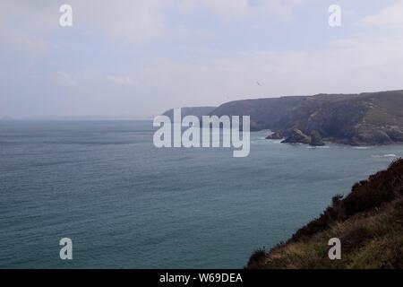 À l'Est le long de la côte nord des Cornouailles Cliffs sur une journée de printemps brumeux de Trevellas Cove, au Royaume-Uni. Banque D'Images