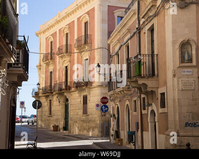 L'île de Ortigia, Syracuse, Sicile, Italie - 13 mars 2018 : Les jolies ruelles d'Ortigia, centre historique de Syracuse, avec des bâtiments typiques Banque D'Images