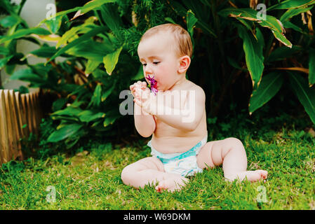 Mignon Petit Bebe Sans Couche Detourne Le Regard De Surprise Photo Stock Alamy