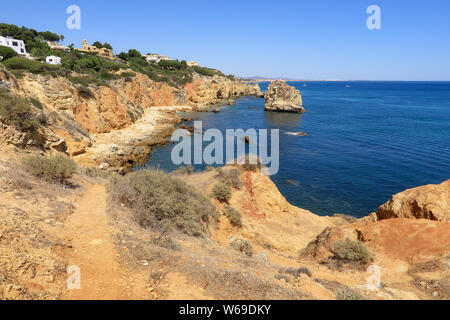 Les falaises rocheuses surplombant l'océan Atlantique à l'Caminho da Baleeira Nature Reserve Banque D'Images