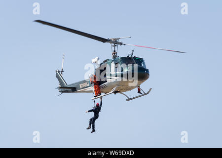 Le King County Search and Rescue Team effectue un palan perceuse à Renton Field Airport à Renton, Washington, le 31 juillet 2019. Banque D'Images