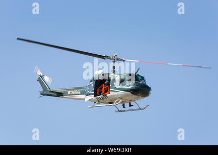 Le King County Search and Rescue Team effectue un palan perceuse à Renton Field Airport à Renton, Washington, le 31 juillet 2019. Banque D'Images