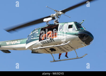 Le King County Search and Rescue Team effectue un palan perceuse à Renton Field Airport à Renton, Washington, le 31 juillet 2019. Banque D'Images