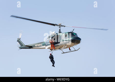 Le King County Search and Rescue Team effectue un palan perceuse à Renton Field Airport à Renton, Washington, le 31 juillet 2019. Banque D'Images