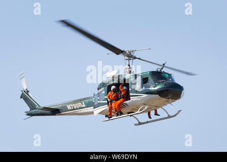 Le King County Search and Rescue Team effectue un palan perceuse à Renton Field Airport à Renton, Washington, le 31 juillet 2019. Banque D'Images