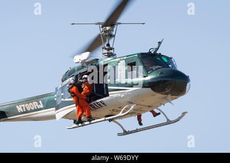 Le King County Search and Rescue Team effectue un palan perceuse à Renton Field Airport à Renton, Washington, le 31 juillet 2019. Banque D'Images