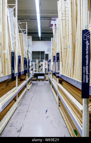Paris, France - Nov 4, 2019 : magasin de bricolage avec de multiples choix de barres de bois pour la construction et rénovation résidentielle Banque D'Images