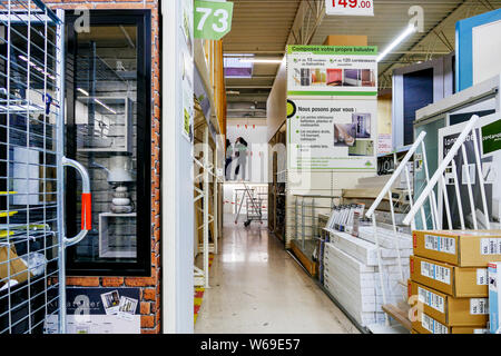 Paris, France - Nov 4, 2019 : magasin de bricolage avec de multiples choix de barres de bois f, cartons avec des outils, de fenêtres en PVC et des travailleurs de l'installation d'accessoire plus récent en arrière-plan Banque D'Images