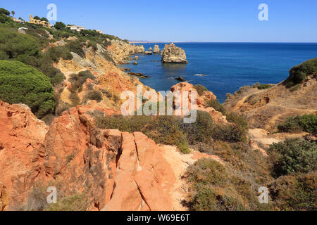 Les falaises rocheuses dentelées et le Caminho da Baleeira nature reserve Banque D'Images