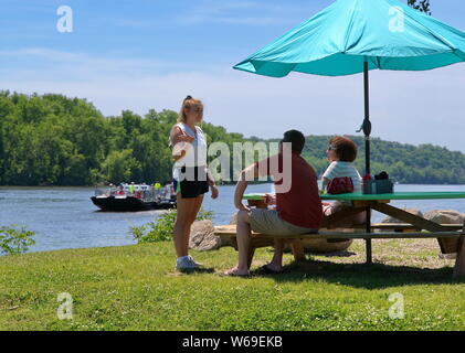 Rocky Hill, CT USA. Jun 2019. Serveuse en prenant les commandes des clients assis par le ferry port d'amarrage. Banque D'Images