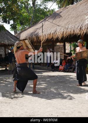 Peresean la danse, une preuve de virilité homme trible Sasak à Lombok Banque D'Images