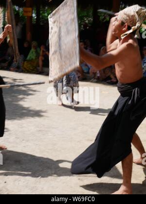 Peresean la danse, une preuve de virilité homme trible Sasak à Lombok Banque D'Images