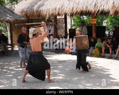 Peresean la danse, une preuve de virilité homme trible Sasak à Lombok Banque D'Images