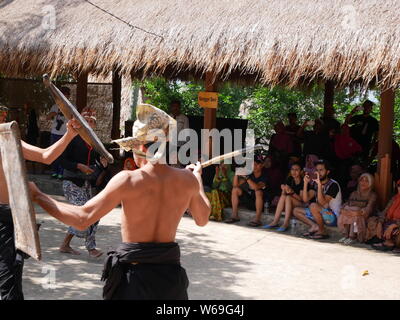 Peresean la danse, une preuve de virilité homme trible Sasak à Lombok Banque D'Images