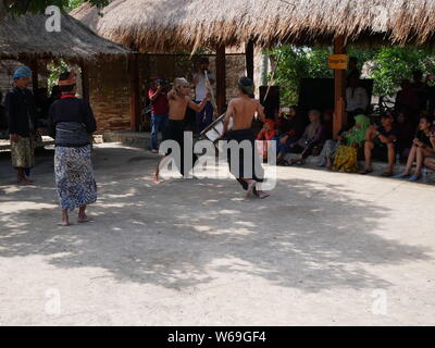 Peresean la danse, une preuve de virilité homme trible Sasak à Lombok Banque D'Images