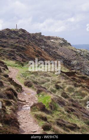 Chemin Côtier du sud-ouest autour de St Agnes tête au travers de landes côtières sur une journée de printemps. Cornwall, UK. Banque D'Images