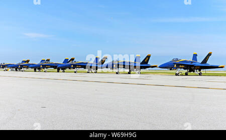 Les Blue Angels de la marine américaine, connus pour leurs démonstrations de vol de précision, sont alignés à l'aéroport Burke Lakefront de Cleveland, Ohio avant un spectacle. Banque D'Images