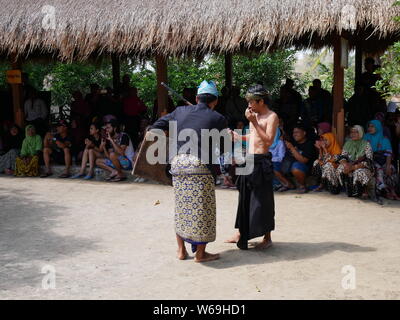 Peresean la danse, une preuve de virilité homme trible Sasak à Lombok Banque D'Images