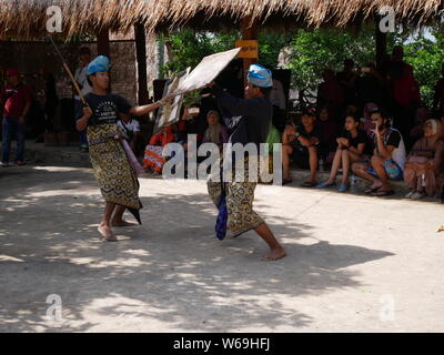 Peresean la danse, une preuve de virilité homme trible Sasak à Lombok Banque D'Images