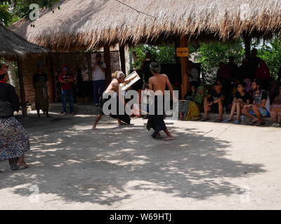 Peresean la danse, une preuve de virilité homme trible Sasak à Lombok Banque D'Images