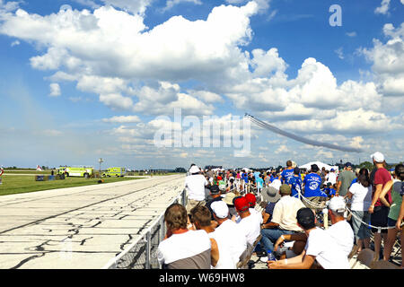 Les gens regardent les Blue Angels de la marine américaine voler en formation sur la foule au Cleveland National Air Show 2018 à Cleveland, Ohio, États-Unis. Banque D'Images