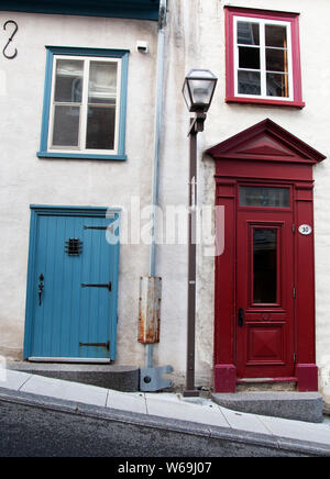 La plus ancienne colonie européenne en Amérique du Nord, la ville fortifiée de Québec, les rues peuvent monter, mais les maisons et les portes de la chambre sont droits. Banque D'Images