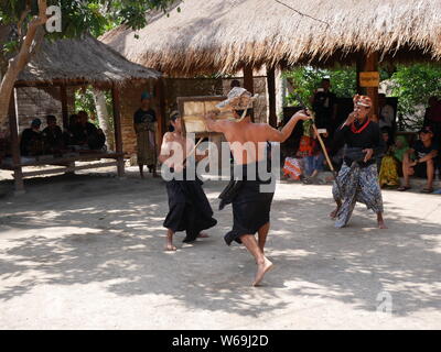 Peresean la danse, une preuve de virilité homme trible Sasak à Lombok Banque D'Images