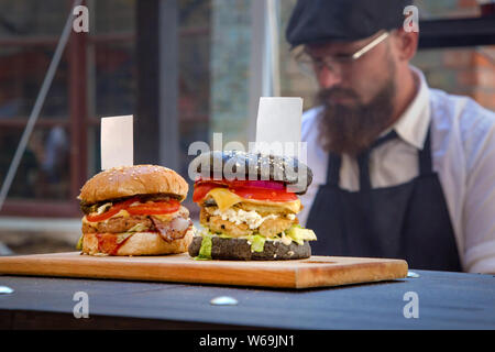 Gros plan du hamburger fait maison avec des légumes frais Banque D'Images