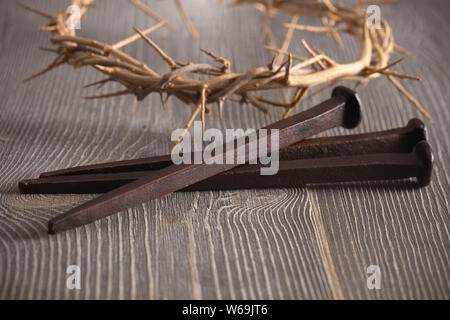 Symboles de la crucifixion du Christ sur une table en bois Banque D'Images