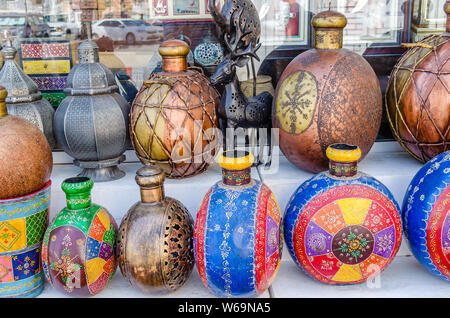 Artistiquement traditionnels pots colorés peints sur l'affichage en magasin à Mascate, Oman. Banque D'Images