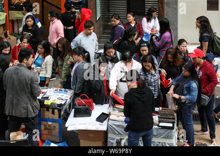 Vendeur de rue et les clients potentiels à Wan Chai, Hong Kong trottoir Banque D'Images
