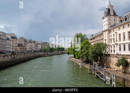 Paris, France - 25 mai 2019 : Nice typique paysage urbain parisien avec la Seine au Quai des Orfèvres Banque D'Images