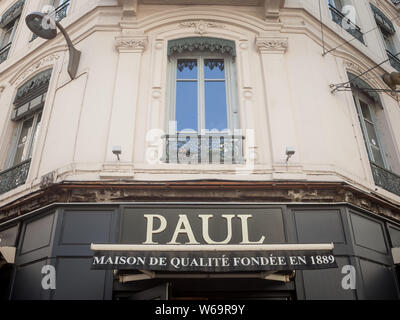 LYON, FRANCE - 13 juillet 2019 : Paul logo en face de leur boulangerie locale dans le centre-ville de Lyon. Paul Boulangeries est une chaîne française de boulangeries et cafés s Banque D'Images