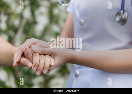 l'infirmière vérifie le pouls de la patience, contrôle médical Banque D'Images