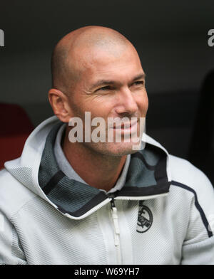 (190801) -- MUNICH, 1er août 2019 (Xinhua) -- l'entraîneur du Real Madrid Zinedine Zidane réagit avant la troisième place des séries éliminatoires de la coupe d'Audi entre le Real Madrid de l'Espagne et de Turquie Fenerbahçe SK à Munich, Allemagne, le 31 juillet 2019. Le Real Madrid a gagné 5-3. (Photo de Philippe Ruiz/Xinhua) Banque D'Images
