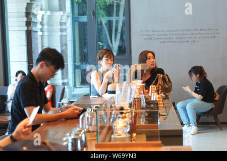 Les clients bénéficient eux-mêmes à la boutique phare récemment ouvert de Starbucks Reserve à Beijing, Chine, 29 juin 2018. Café Starbucks le géant ouverte Banque D'Images