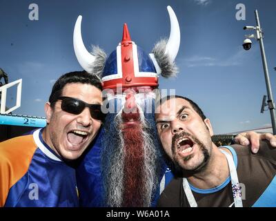 Et l'Islandais Argentine fans crient et agitent leurs drapeaux nationaux pour montrer leur soutien à leurs équipes à venir du Groupe d match entre l'Argentine une Banque D'Images