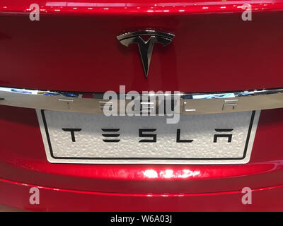 --FILE--Vue d'un logo de magasin chez un concessionnaire Tesla Tesla de Wuhan en Chine centrale, la province du Hubei, du 9 juin 2018. Tesla Chef de la O Banque D'Images