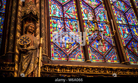 Paris, France, janvier 2018-14 : voir l'intérieur de la fameuse Chapelle, détails de belles fenêtres en mosaïque de verre. Sainte Chapelle est un l'un de la mos Banque D'Images