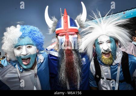 Et l'Islandais Argentine fans crient et agitent leurs drapeaux nationaux pour montrer leur soutien à leurs équipes à venir du Groupe d match entre l'Argentine une Banque D'Images