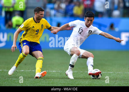 Kim Min-woo, de la Corée du Sud, à droite, Marcus Berg défis de la Suède dans leur groupe F match pendant la Coupe du Monde FIFA 2018 à Nijni Novgorod, Russie, Banque D'Images