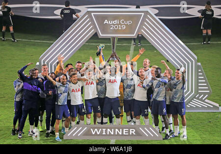 (190801) -- MUNICH, 1er août 2019 (Xinhua) -- Les joueurs de Tottenham Hotspur célébrer la victoire lors de la cérémonie de remise des prix après le match final de la coupe d'Audi d'Angleterre entre Tottenham Hotspur FC Bayern Munich et de l'Allemagne à Munich, Allemagne, le 31 juillet 2019. Tottenham Hotspur a gagné 8-7 après tirs au but et a réclamé le titre. (Photo de Philippe Ruiz/Xinhua) Banque D'Images