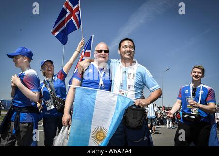 Et l'Islandais Argentine fans crient et agitent leurs drapeaux nationaux pour montrer leur soutien à leurs équipes à venir du Groupe d match entre l'Argentine une Banque D'Images