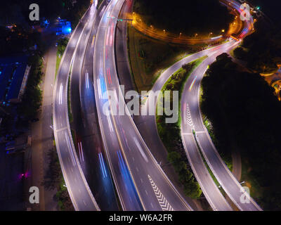 Vue aérienne de l'Xinzhuang viaduc, Nanjing est plus beau viaduc éclairé par des lumières dans la nuit dans la ville de Nanjing, Jiangsu province de Chine orientale Banque D'Images